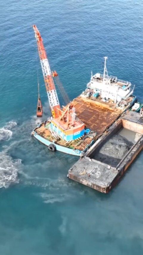 浚渫工事のご紹介👷🚢  浚渫（しゅんせつ）とは、河川や港湾などの水底に堆積した土砂やヘドロなどを取り除く工事のことです。これにより、船舶の航行を安全に行えるようにしたり、洪水や水質悪化を防ぐことができます😊  現在海洋開発では、一緒に働く仲間を募集中👷⛑️
少しでも興味を持った方は気軽にDM下さい📩！！  #海洋開発株式会社 #潜水士の仕事 #小型船 #現場主義 #港湾作業
#建設業 #建設会社 #土木工事 #施工管理 #職人 #作業員 #重機
#海洋 #船舶作業 #潜水士 #ダイバー #海が好き #下関 #未経験歓迎
#インフラを支える仕事 #採用情報あり #海を守るヒーロー