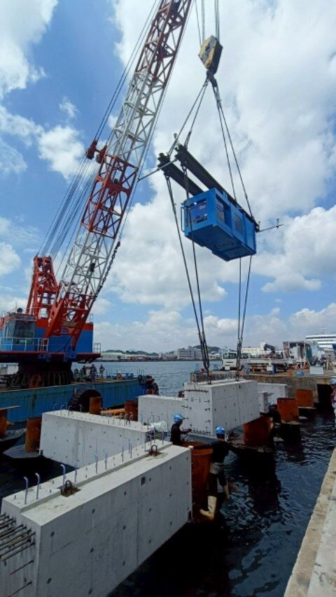 今日はクレーン付台船【関洋】のご紹介！！  クレーン付台船とは、海上工事や港湾工事などで使用される作業船の一種です。  使用用途↓
資材の搬出入: 各種建設用資材を海上から陸上へ、または陸上から海上へ運ぶ際に吊り上げを行います。
構造物の設置: テトラポッド、ブロック、大割石、漁礁などの設置作業に使われます。
浚渫作業: 堆積した土砂を取り除く浚渫船として使用されることもあります。  クレーン付台船を操縦するオペレーターは、海上での難易度の高いクレーン操作を行う専門職です。
波や風の影響を直接受けながら、数十メートル伸びたクレーンのアームの先端の揺れを制御し安全に作業を進める高度な技術が求められます。
人の手では運べない重い資材を運び、建設現場や港湾工事において重要な役割を担います。
自分の操作したクレーンで運んだ資材が、街の基盤となる構造物の一部となっていく様子を見ることは
大きなやりがいにつながります。  港をつくる、海を守る。
未来を支える船上作業員募集中！！👷⛑️
少しでも興味を持った方は気軽にDM下さい📩！！  #海洋開発株式会社 #潜水士の仕事 #小型船 #現場主義 #港湾作業#建設業 #建設会社 #土木工事 #施工管理 #職人 #作業員 #重機#海洋 #船舶作業 #潜水士 #ダイバー #海が好き #下関 #未経験歓迎#船員#小型船舶#山口県#台船#クレーン台船#クレーン船#クレーンオペ#オペレーター#起重機船#港湾工事#浚渫