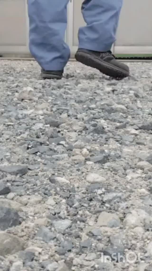 今回は海洋開発の1日の仕事の流れをお見せします⛑️  8:00  出勤  8:30  現場で仕事開始～
現場によってその日の作業は変わります  12:00  お昼休憩  13:00  午後も午前中同様、現場で作業開始  16:00  現場の片付け  16:30  資料の整理  17:00  本日の業務終了  現場のみんなで力を合わせて作業を終わらせていきます！  今回の現場の作業はごく一部です😇  たくさんの現場で、いろんな経験ができる海洋開発は一緒に働く仲間を大募集中！！
未経験者大歓迎です！  少しでも興味をもった方は気軽にDMください！📩  #海洋開発株式会社 #潜水士の仕事 #現場主義 #港湾作業#建設業 #建設会社 #土木工事 #施工管理 #職人 #作業員 #重機#海洋 #船舶作業 #潜水士 #ダイバー #海が好き #下関 #未経験歓迎#船員#小型船舶#山口県#台船#クレーン台船#作業船#クレーンオペ#起重機船#オペレーター#港湾工事#浚渫#求人募集