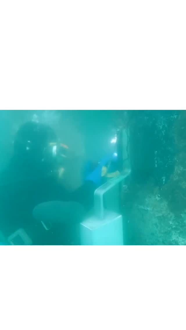 今週は潜水士の水中作業風景をお届けします！！  **水中溶接（すいちゅうようせつ）**とは？
海や川などの水の中で金属を溶かして接合する技術のことです。  港の護岸・橋脚・海底パイプライン・船舶など、
“水に沈んでいる構造物”を補修したり、補強したりするときに使われます。  水中では視界が悪く、動きも制限されます。
電気と水を扱うため、安全管理が非常に重要になりなります⛑️  **ケレン作業（けれんさぎょう）**とは？
鉄やコンクリートなどの表面についた、サビ・汚れ・古い塗膜（塗料）などを削り落とす作業のことです。  ・ケレン作業の目的
•	サビを除去して金属の腐食を防ぐ
•	表面をきれいに整えることで、塗料や溶接がしっかり密着する
•	補修や防食工事の品質を高める  潜水士の仕事は
ケレンで“下地を整え”、水中溶接で“鉄をつなぐ”。
どんな現場も、見えないところから支える——それが私たちの仕事です。
一緒に、海を守る仕事をしませんか？  現在海洋開発では、一緒に働く仲間を募集中👷⛑️
少しでも興味を持った方は気軽にDM下さい📩！！  #海洋開発株式会社 #潜水士の仕事 #水中溶接 #港湾作業
#建設業 #建設会社 #土木工事 #施工管理 #ケレン作業 #作業員 #山口県
#海洋 #船舶作業 #潜水士 #ダイバー #海が好き #下関 #未経験歓迎
#インフラを支える仕事 #採用情報あり #海を守るヒーロー＃求人募集
#海のインフラ #港湾工事 #防舷材交換 #インフラを守る仕事
#港湾メンテナンス #物流の裏側 #港の安全 #社会インフラ