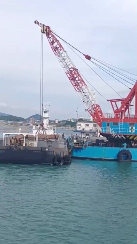 今週は揚土作業をご紹介👷  「揚土（ようど）作業」とは？  海の底を掘って出た土（浚渫土）を、クレーンで上げる作業のことです。  港をつくったり、航路を深くしたりするために欠かせない工程です。  クレーン船と土運船が連携して行います⚓🌊  海から運ばれた“海の土”が、
港や埋立地の新しい土地へと生まれ変わります。  目には見えないところで、
こうして港がつくられています🦸🦸⚓　　　　　
　　　　　　　　　　　　　　　　　　　　　　　　　　　　　
現在海洋開発では、一緒に働く仲間を募集中👷⛑️  少しでも興味を持った方は気軽にDM下さい📩！！　　
　　　　　　　　　　　
#海洋開発株式会社 #潜水士の仕事 #揚土 #現場主義 #港湾作業#建設業 #建設会社 #土木工事 #施工管理 #職人 #作業員 #重機#海洋 #船舶作業 #潜水士 #ダイバー #海が好き #下関 #未経験歓迎#インフラを支える仕事 #採用情報あり #海を守るヒーロー#揚土作業＃山口県＃クレーンオペ＃船員＃土木男子 #現場仕事＃施工スタッフ募集 #現場デビュー#土運船