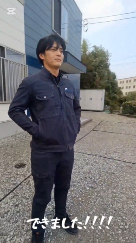 新しい冬の作業服ができました🦸  ストレッチがしっかり効いて  しゃがむ・伸びる・持ち上げる、全部ラク😲🌠  しかも走りやすいから現場での
動きがぜんぜん違う🔥🔥🔥  シルエットもオシャレで  “作業着＝かっこいい” を実現してくれる一着となっています👌✨✨💯✨✨  現在海洋開発では、一緒に働く仲間を募集中👷⛑️  少しでも興味を持った方は気軽にDM下さい📩！
！  　　　　　　　　　　　　　
#海洋開発株式会社 #潜水士の仕事  #港湾作業#建設業 #建設会社 #土木工事 #施工管理 #職人 #作業員 #海洋 #船舶作業 #潜水士 #ダイバー #海が好き #下関 #未経験歓迎#インフラを支える仕事 #採用情報あり #海を守るヒーロー#揚土作業＃山口県＃土木男子 #現場仕事＃施工スタッフ募集 #現場デビュー#作業着コーデ #ワークウェア #現場ファッション#動きやすさ抜群 #ストレッチ素材 #仕事着もかっこよく
