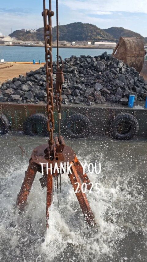 今年最後の投稿は、1年を振り返るリールです🎥✨  2025年も海洋開発の現場では、たくさんの経験や学びがありました。  皆さまの応援やご協力のおかげで、今年も無事故で一年を終えることができ、とても感謝しています👏  来年も安全第一で現場に取り組みながら、海洋開発の仕事の魅力や現場の様子をどんどん発信していきます🌊　  2026年もどうぞよろしくお願い致します🙏  現在海洋開発では、一緒に働く仲間を募集中👷⛑️
少しでも興味を持った方は気軽にDM下さい📩！！  　　　　　　　　　　　　　
#海洋開発株式会社 
#潜水士
#港湾
#建設業 
#下関