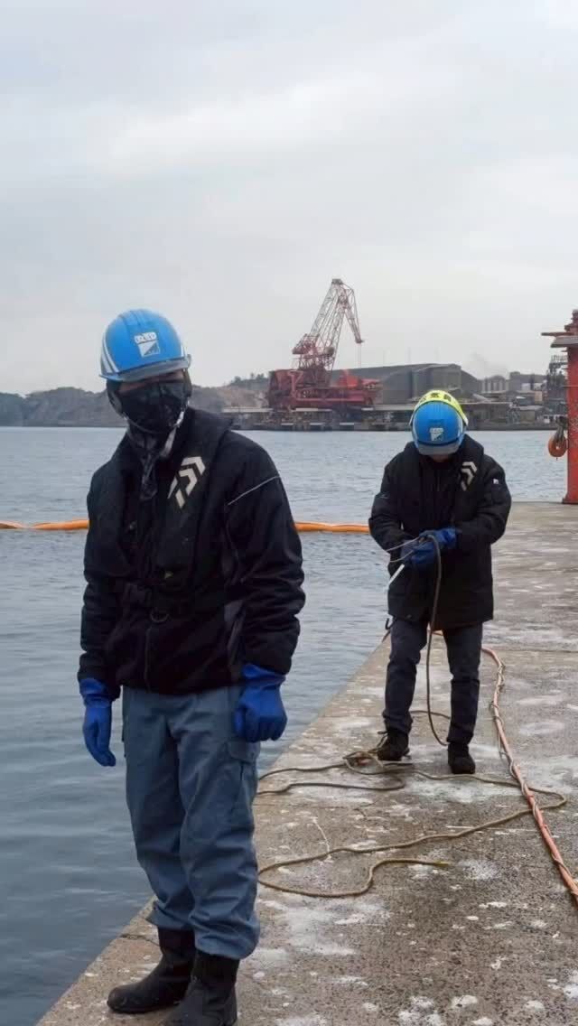 新入社員、奮闘中🌊  毎日が初めての連続。
覚えることも多くて大変だけど、その分新しい発見もたくさん。  まだまだ未熟だけど、海の未来を支える一員として一歩ずつ前へ。
昨日の自分より少しでも成長できるように！！  #新入社員 #海洋土木 #海洋開発 #奮闘中 #海のヒーロー