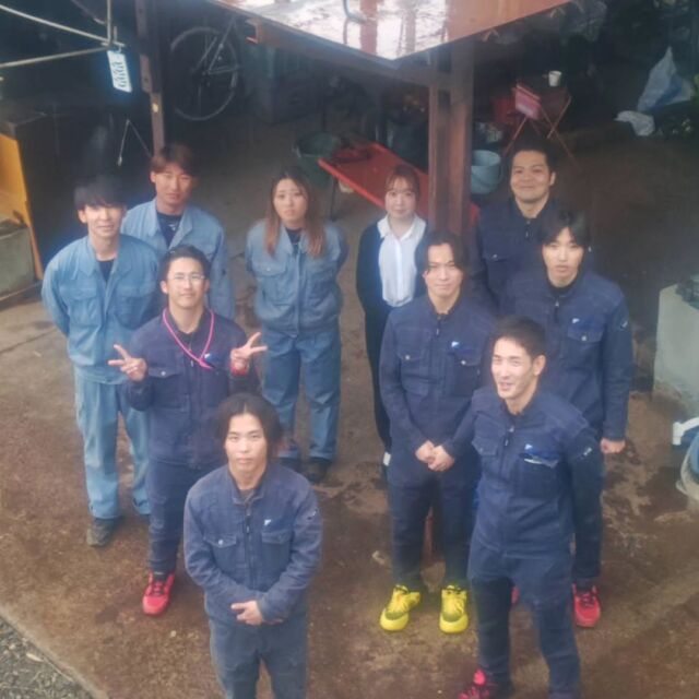 新年度スタートしました🌸  本日から新しく3名の新入社員が仲間入り！
ここ数か月でどんどんメンバーが増えて
社内もにぎやかになってきました✨  これから一緒に成長していけるのが楽しみです！
新しい仲間とワンチームで、これからも盛り上げていきます🌊  📸 新入社員みんなで集合写真  #新入社員 #海のヒーロー #ワンチーム #海洋開発株式会社 #海洋土木