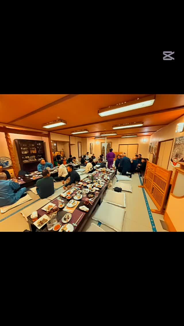 新年度が始まり、新入社員の歓迎を兼ねた懇親会を開催しました✨  部署が違ってなかなか話す機会がないメンバーとも交流できて、大盛り上がり！  笑顔あふれる楽しい時間になりました😄
会長もご参加くださいました😊  新しい仲間と一緒に、これからも頑張っていきます⛑️🔥  #海洋開発株式会社
#下関 
#海を守るヒーロー 
#建設業 
#懇親会