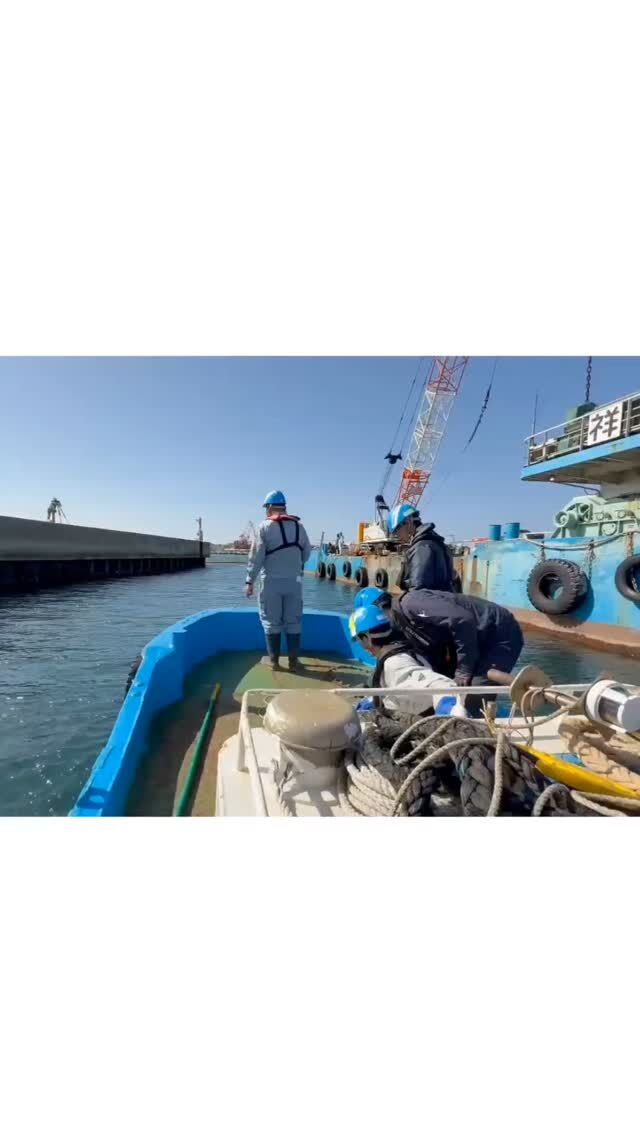 今回は出来形測定動画です🙋　  海の底に敷いた捨石を、船の上からチェックする仕事です。  図面どおりの高さと形になっているか、波に揺られながら確認していきます。  見えない場所を、数センチ単位で仕上げる
「港の土台づくり」となります。  現在海洋開発では、一緒に働く仲間を募集中👷⛑️
少しでも興味を持った方は気軽にDM下さい📩！！  #海洋開発株式会社 #建設業  #船舶作業 #海を守るヒーロー#求人募集